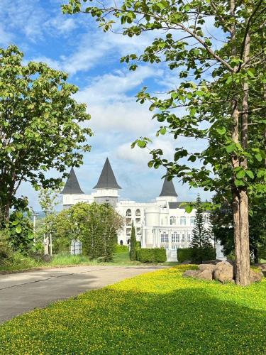 a large white mansion with two spires at เดอะบลูสกายเขาค้อโซนปราสาทJeab in Ban Lam Ri