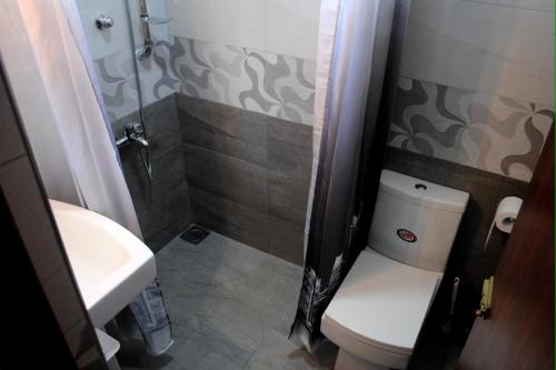 A bathroom at Cinnamon Holiday Inn