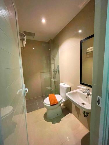 Un baño de CREW EXPRESS Hotel