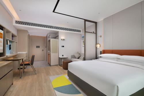 Ένα ή περισσότερα κρεβάτια σε δωμάτιο στο Home2 Suite by Hilton Chengdu Huaizhou New Town