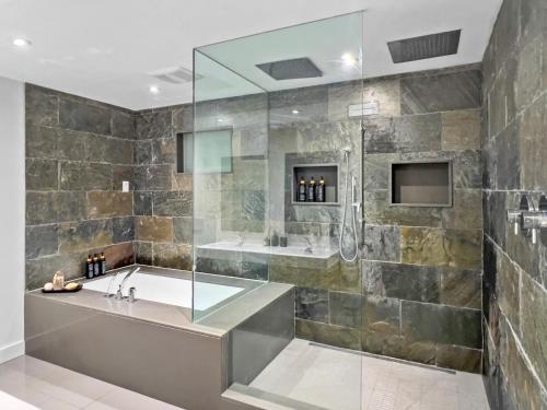 Bilik mandi di Hot Tub Haven