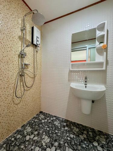 a bathroom with a sink and a shower at Thai Smile Bungalows in Ko Lanta