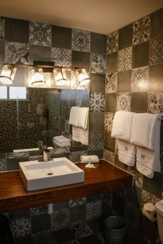 łazienka z umywalką i lustrem w obiekcie Hotel y Restaurant Embajadoras w mieście Guanajuato