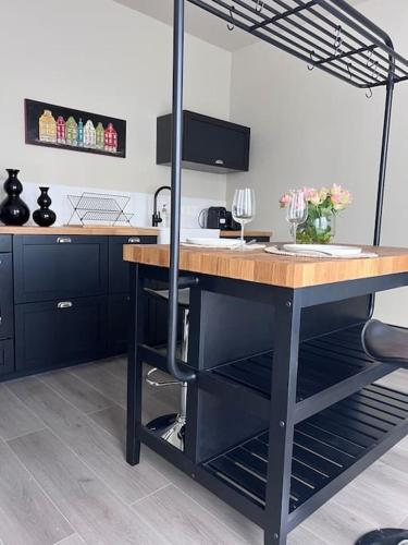 une cuisine avec un comptoir en bois dans une pièce dans l'établissement À la Bonne Adresse, à Mercatel