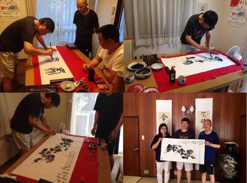 a group of people working on a cake with a sign at 緑豊かな静かな住宅街の一軒家 東京富春山居 in Higashiyamato