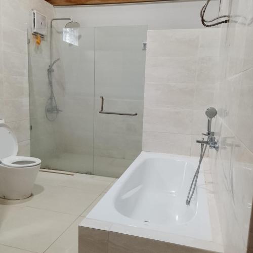 Koupelna v ubytování Wailanga Villa & Resto