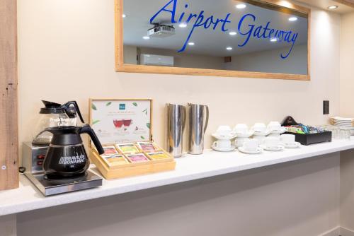 Příslušenství pro přípravu čaje a kávy v ubytování Airport Gateway Hotel