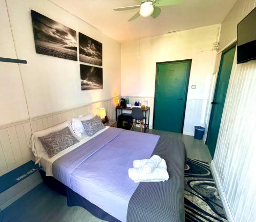a bedroom with a bed with towels on it at Itinere Rooms in Granada