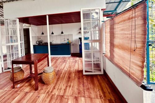 cocina con suelo de madera y mesa en una habitación en Island Retreat Vypin Entire Space, en Kochi
