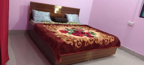 Postel nebo postele na pokoji v ubytování Vrindavan bhawan