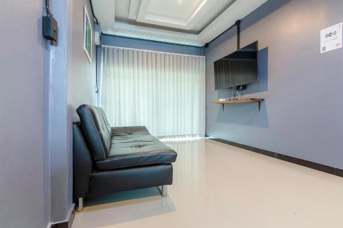 a waiting room with a leather chair in a room at T-PARK​ PAKCHONG​ ทีปาร์ค​ ปากช่อง in Pak Chong