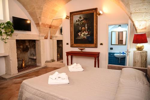 Un dormitorio con una cama con toallas. en Il Voltone - Vivi Salento, en Copertino