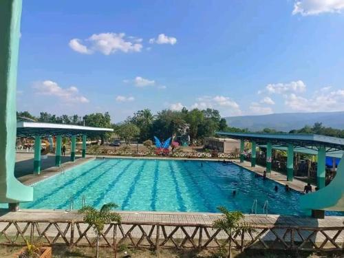 Bazén v ubytování IZZY RIVERFRON RESORt nebo v jeho okolí