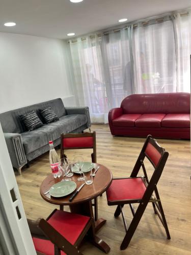 un salon avec une table, des chaises et un canapé dans l'établissement Studio idéalement placé, à Paris