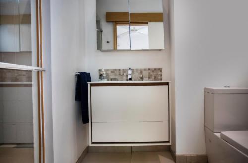 Koupelna v ubytování Appartement 3 chambres pied dans l'eau avec plage et grande piscine