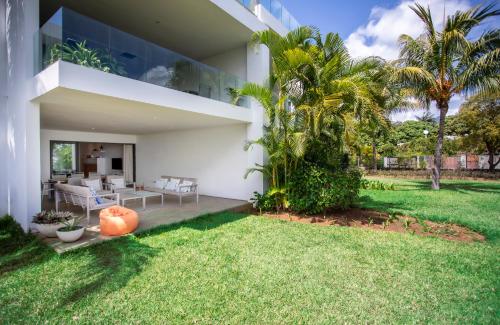 Zahrada ubytování Appartement 3 chambres pied dans l'eau avec plage et grande piscine