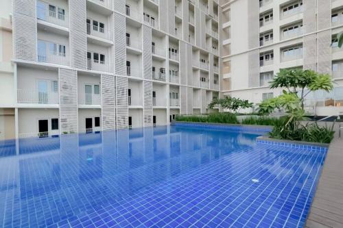 una piscina frente a un edificio en Park Mckinley West 1BR Balcony near BGC Makati Airport, en Manila