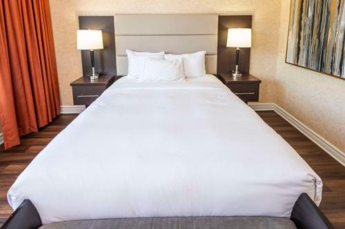 a large white bed in a hotel room at Chateau Cartier Hotel & Resort, an Ascend Collection Resort in Gatineau