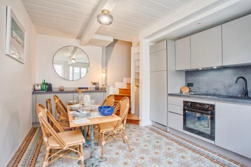 une salle à manger avec une table et des chaises dans une cuisine dans l'établissement A La favorite, à Trouville-sur-Mer