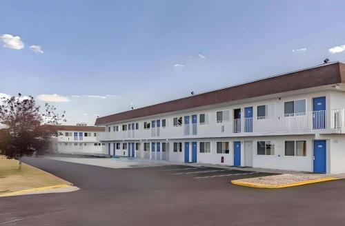 an empty parking lot in front of a building at Motel 6 Cheyenne, WY in Cheyenne