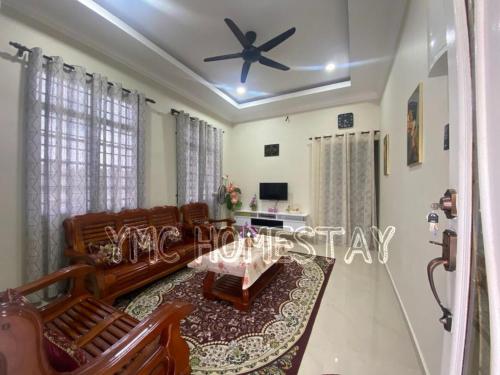 Μια τηλεόραση ή/και κέντρο ψυχαγωγίας στο YMC Homestay Tok Jembal
