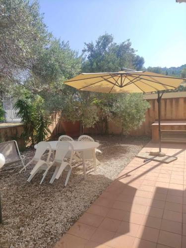 Afbeelding uit fotogalerij van Portu Hill Apartments in Àrbatax