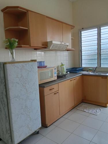 Η κουζίνα ή μικρή κουζίνα στο Seri Bulan Condo