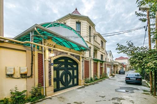 a building with a green door on a street at Luxury Villa with Breakfast in Baku