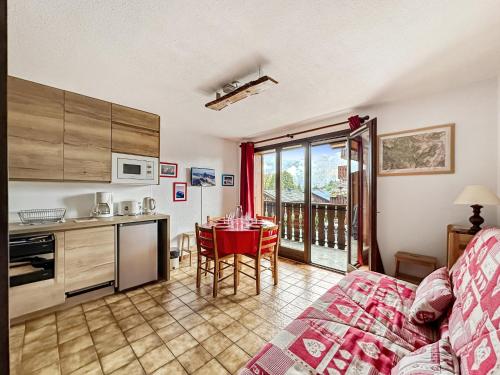 - un salon avec une cuisine et une table avec des chaises dans l'établissement RB111 - Studio 4 Pers centre Carroz, aux Carroz d'Arâches