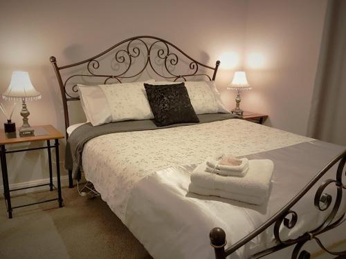 Un dormitorio con una cama grande con dos mesitas de noche. en Huntington Lodge and Cottage, en Mount Tomah