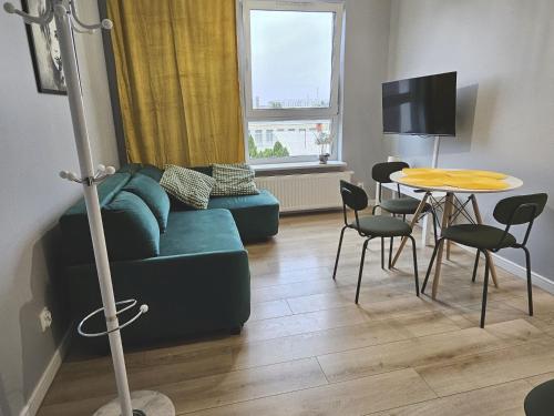 Televízia a/alebo spoločenská miestnosť v ubytovaní Urban Jungle - Grey Apartment