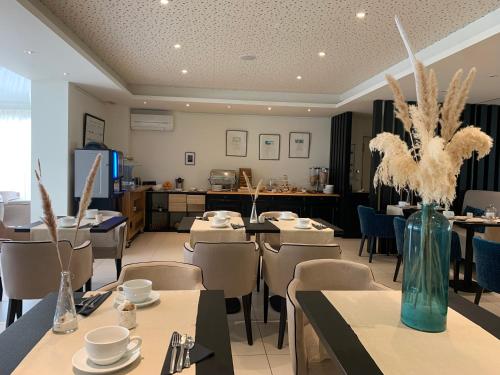 Posezení v ubytování Les Criquets Hôtel & Spa