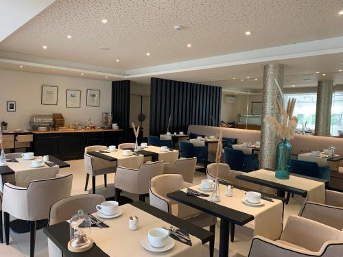 Posezení v ubytování Les Criquets Hôtel & Spa