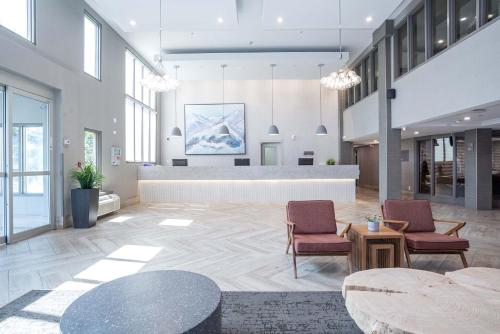 Posezení v ubytování Sandman Signature Calgary Airport Hotel