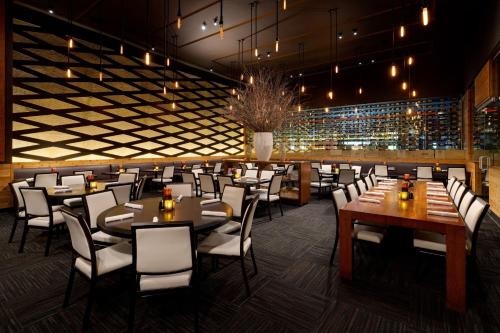 a restaurant with tables and chairs in a room at Courtyard Montvale in Montvale
