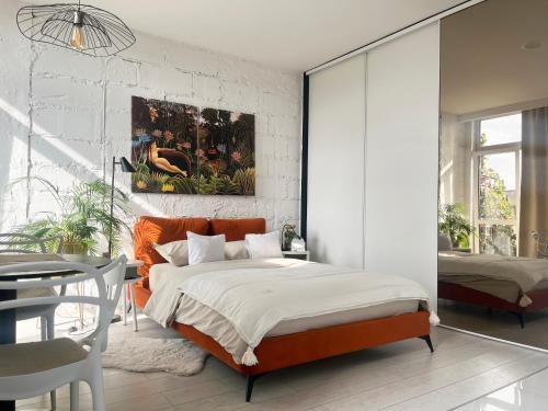 Ένα ή περισσότερα κρεβάτια σε δωμάτιο στο Apartament I LOVE PIOTRKOWSKA z wielkim lustrem, balkonem i klimatyzacją