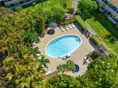 an overhead view of a swimming pool in a resort at Plantation Hale Suites in Kapaa