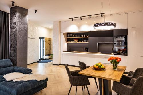 Kuchyň nebo kuchyňský kout v ubytování GRAND Apartments Banská Bystrica CENTRUM