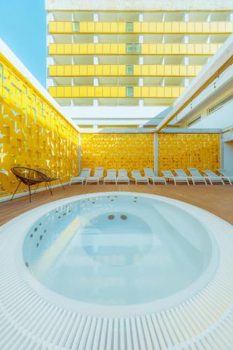 a large hot tub in a building with chairs at Arche Nałęczów & SPA dawne Sanatorium Milicyjne in Nałęczów