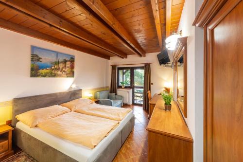 sypialnia z dużym łóżkiem w pokoju w obiekcie Hotel El Greco w mieście Rožnov pod Radhoštěm