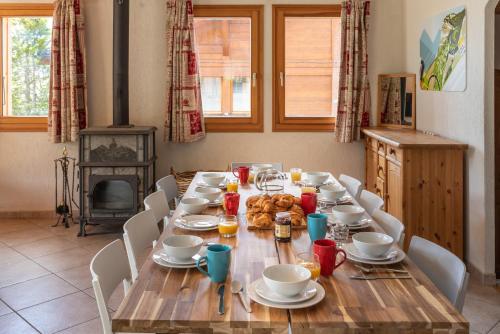 une salle à manger avec une table et des chaises en bois dans l'établissement Chalet Plan Fert, aux Gets