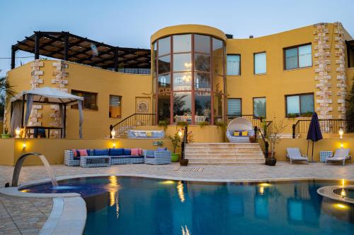 Piscina a The Precious Villa o a prop