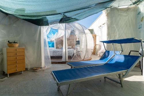 a swing set in a tent in a bedroom at Oasi della pace in Bisceglie