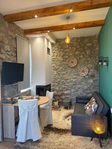 TV a/nebo společenská místnost v ubytování ΧΑΡΟΥΛΑ STUDIO