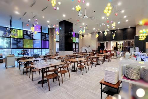 芦竹富立登国际大饭店的有木桌椅和窗户的餐厅