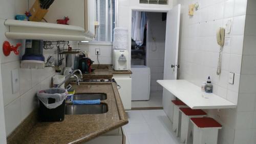 A kitchen or kitchenette at Apartamento Salvador VIP
