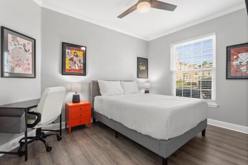 une chambre avec un lit, un bureau et une fenêtre dans l'établissement Gulfport Arcade Condo, à Gulfport