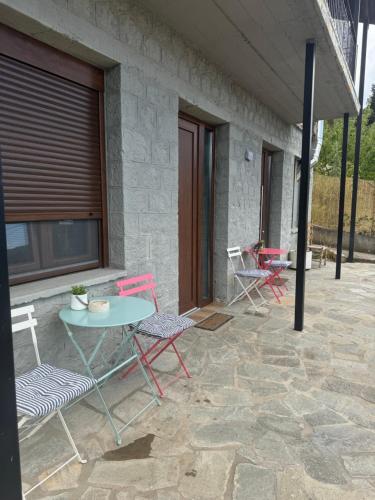 a patio with chairs and a table and a table at ΧΑΡΟΥΛΑ STUDIO in Pávliani