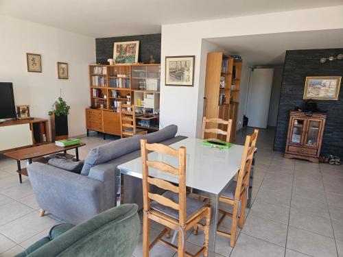 un salon avec une table et des chaises dans l'établissement Attitude 43, à La Ciotat