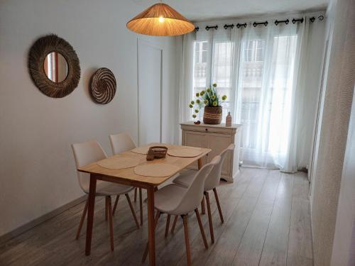 une salle à manger avec une table et des chaises en bois dans l'établissement Apt-rénové-chic-Préfecture-Cœur de Marseille, à Marseille